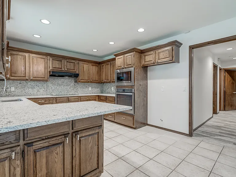 1817 Victoria Dr — Photo 17