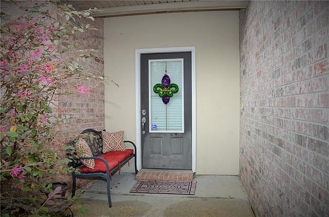 Cozy Front Porch Area