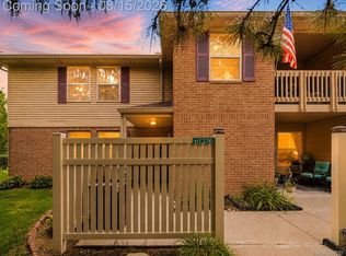61276 Greenwood Dr #11, South Lyon, MI 48178