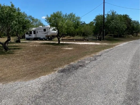 106 Lenette Dr, Woodsboro, TX 78393