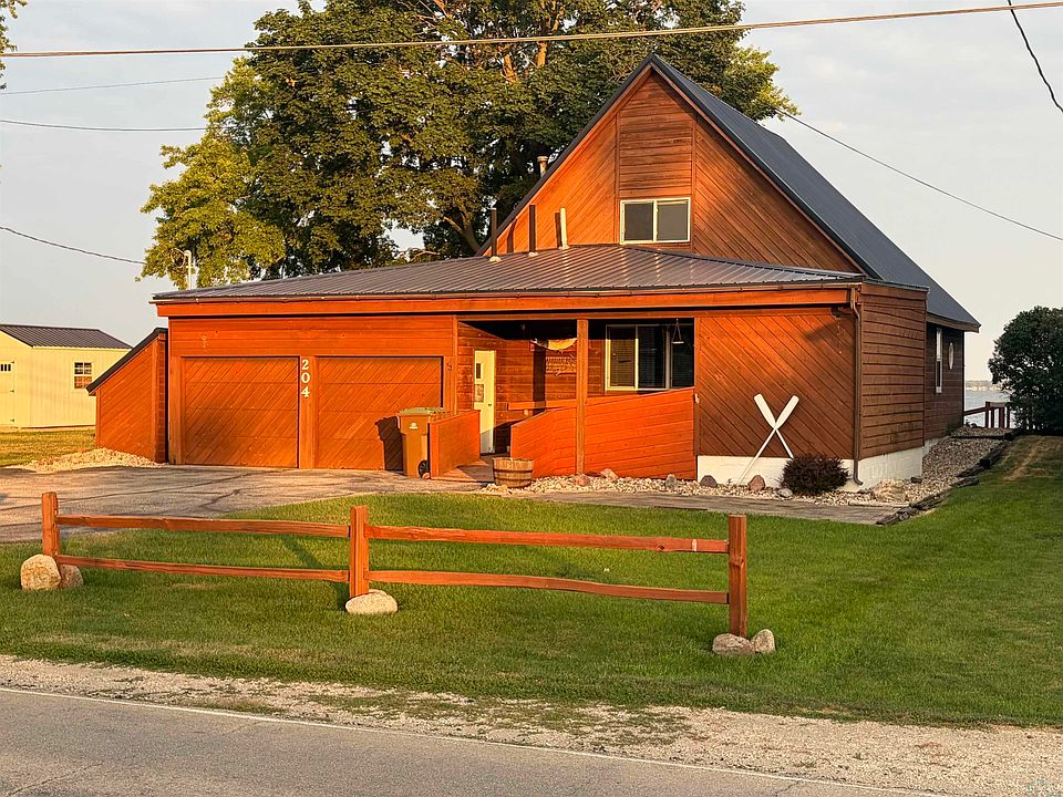 1st image of 204 Lakeshore Dr