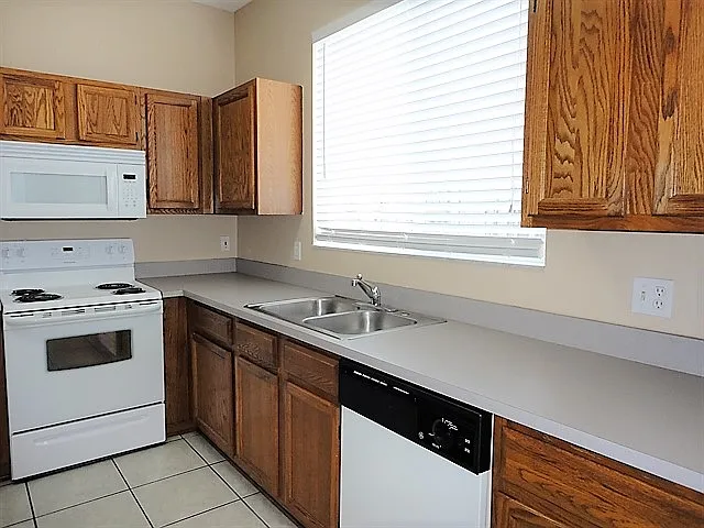 443 Sand Ridge Dr — Photo 6