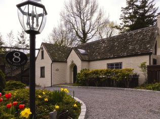 8 Ridge Dr W, Great Neck, NY 11021