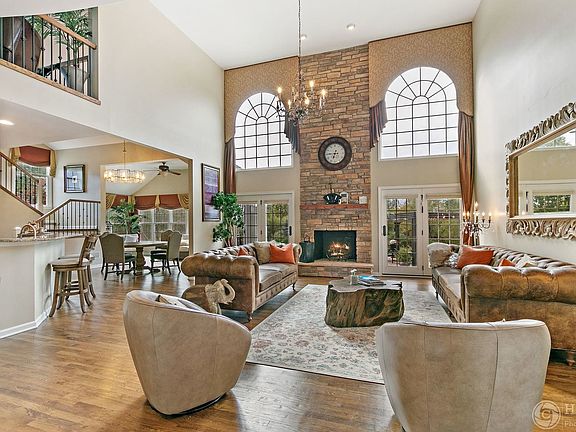 3rd image of 5 Wood Oaks Dr