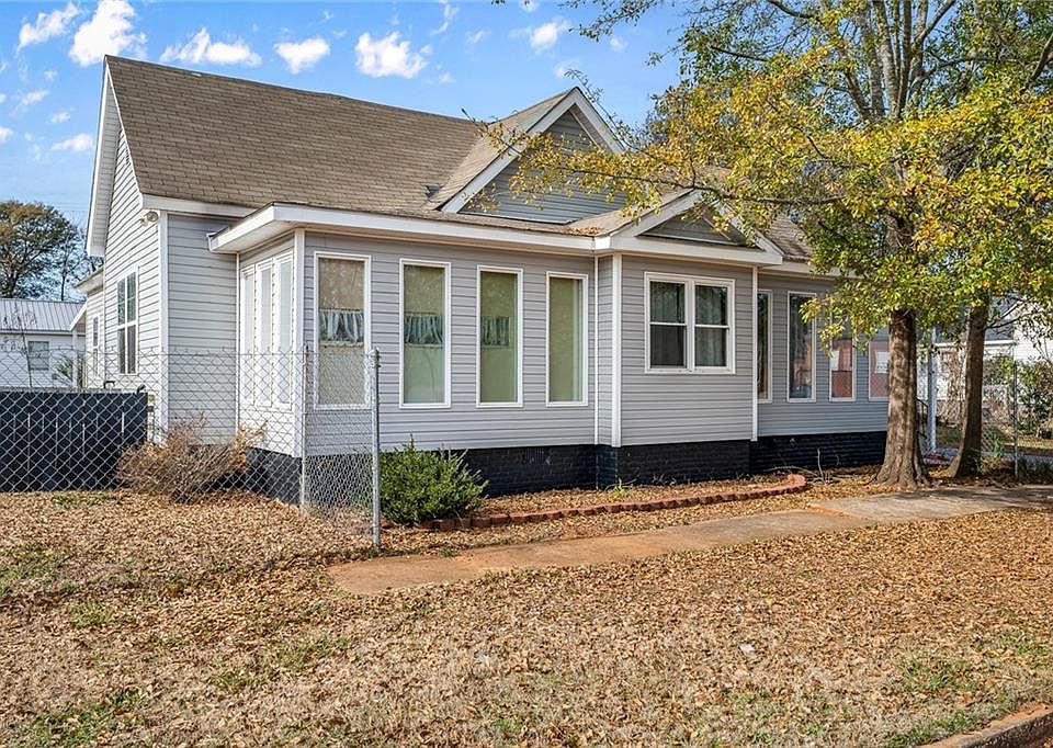 1st image of 216 Riley St