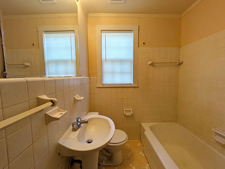 416 N 19th Ave — Photo 6