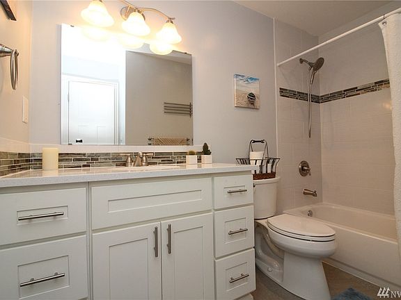 5th image of 822 E 61st St