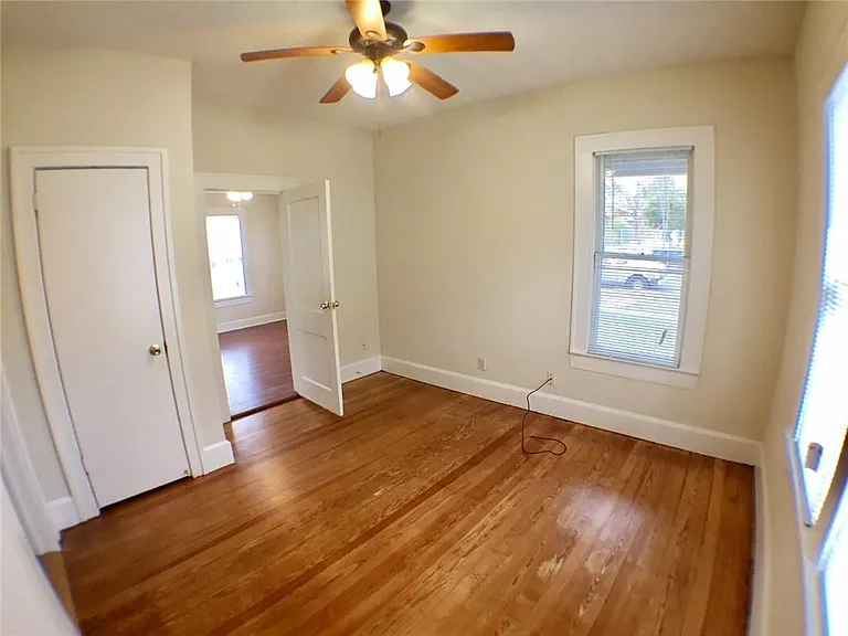 907 Taylor St — Photo 3
