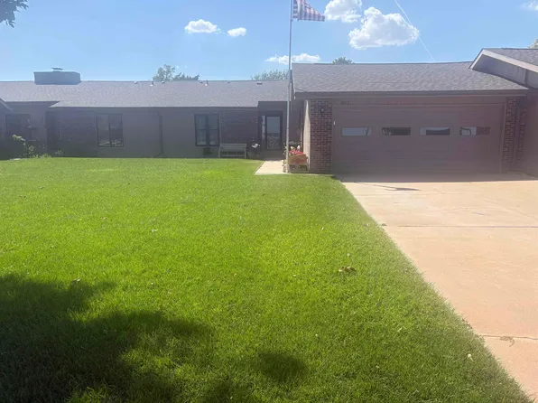1811 White Sands Dr, Great Bend, KS 67530