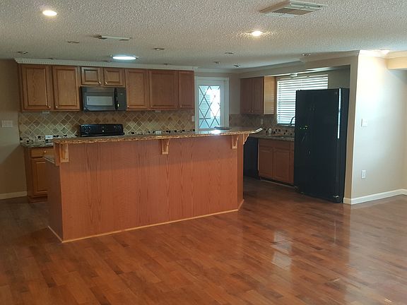 3rd image of 541 E Tarpon Blvd NW