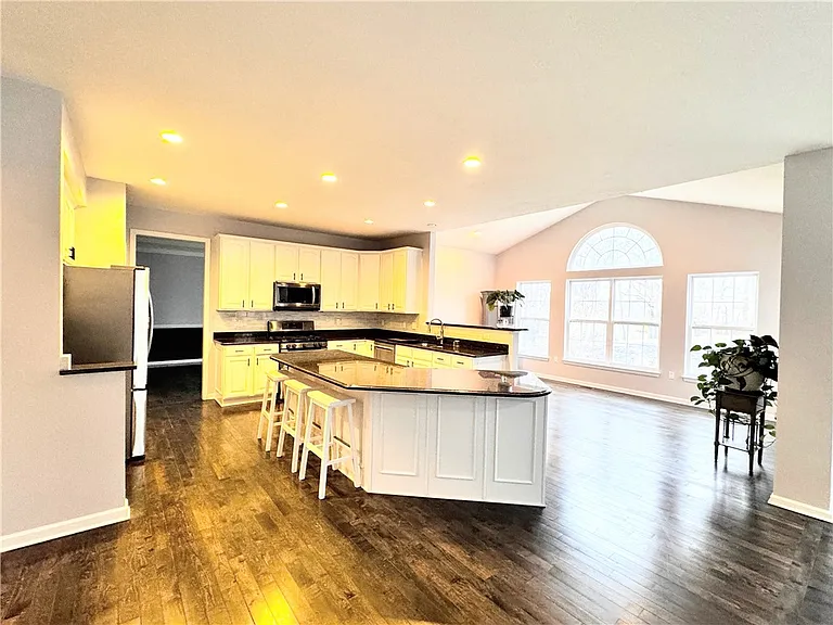1418 N Shevlin Ct — Photo 5