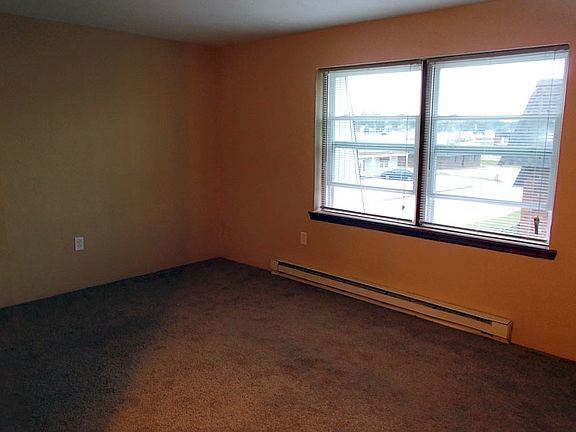 2nd image of 105 N Clark St APT 103