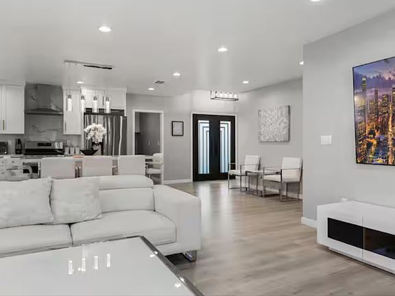 2nd image of 13047 Lorne St