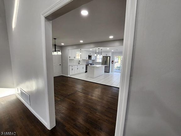 4th image of 723 Hillside Ave