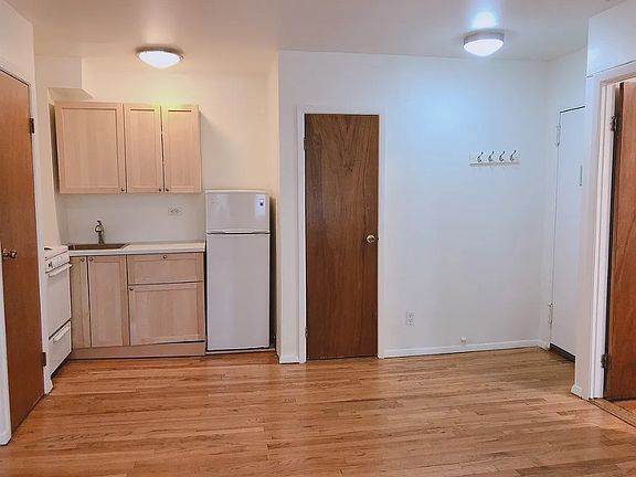2nd image of 222 W 16th St APT 3N