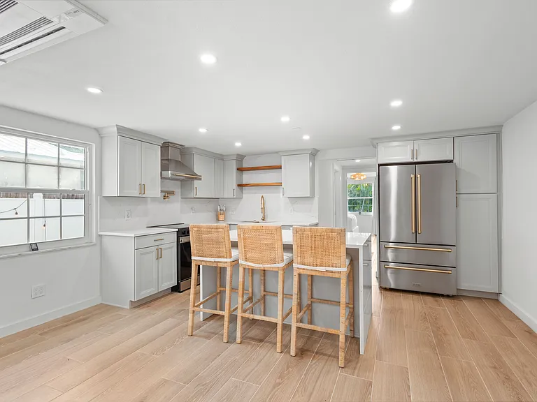 6960 Poinsetta Ave — Photo 3