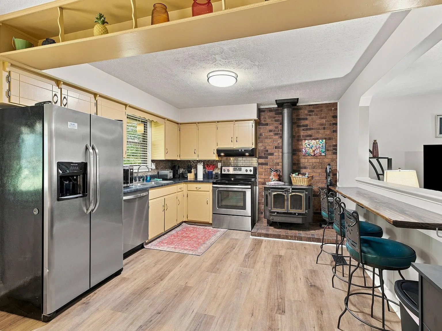 3 bed, 1.5 bath, 1200 sqft, $3,600 — Photo 2