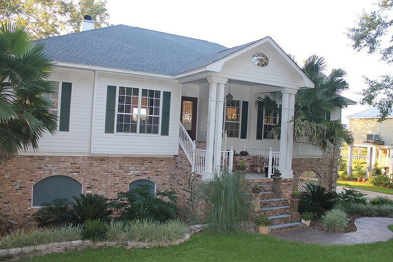 1st image of 3803 Queen Elizabeth Dr