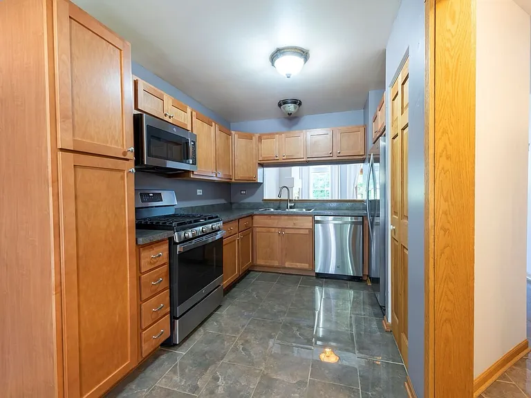 754 Savannah Ln — Photo 2