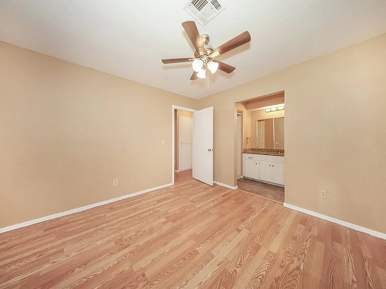 9705 Oaktree Ter — Photo 10