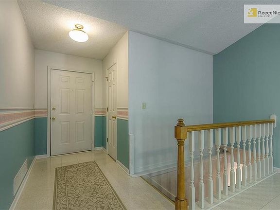 Entry and stairs leading to the basement.