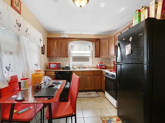 5th image of 16231 Sussex Ave