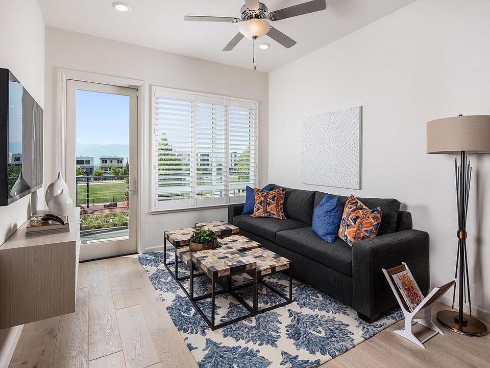 1st image of 382 Llano De Los Robles Ave #2