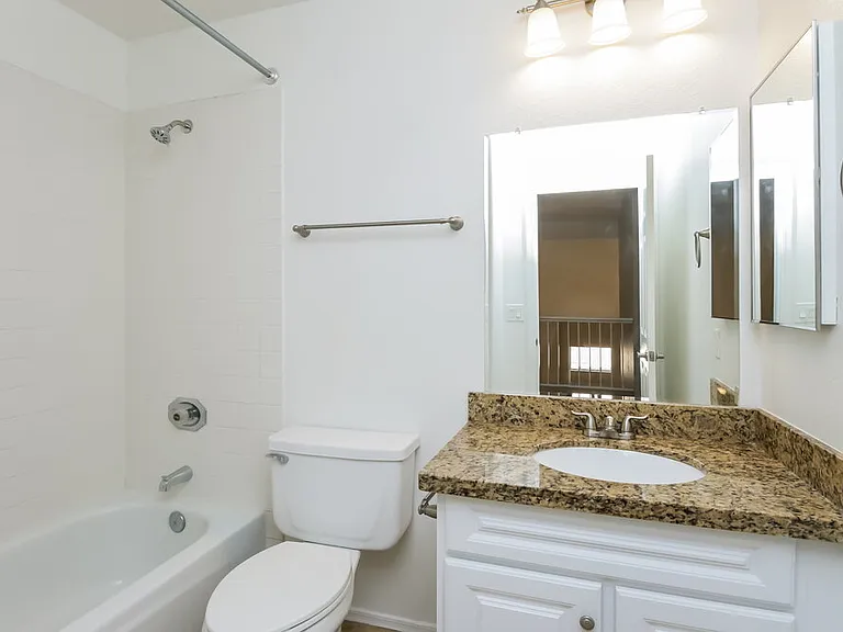 1366 E Vaughn Ave — Photo 16