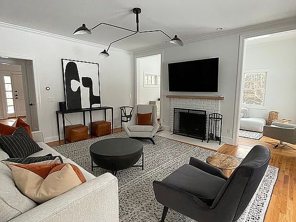 4th image of 9 Eastpond Ln