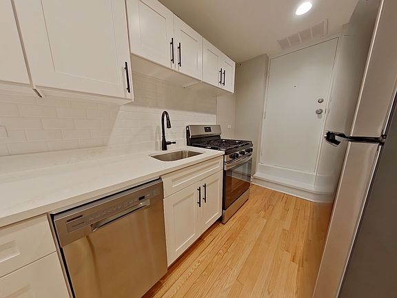 3rd image of 900 W Gunnison St #Gfe
