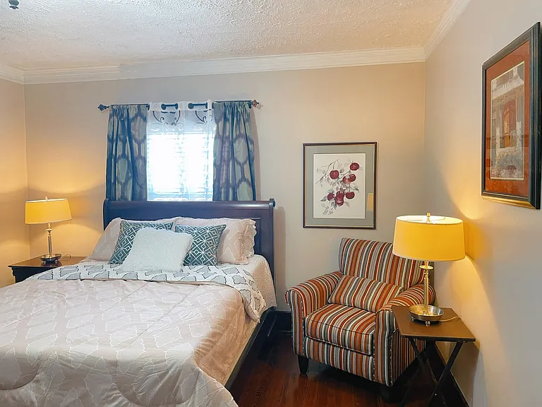 319 E Walnut St — Photo 10
