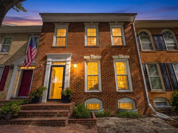 1733 Dogwood Dr, Alexandria, VA 22302