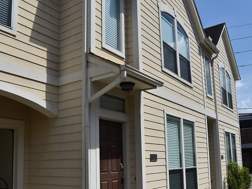 Front of townhouse
middle unit