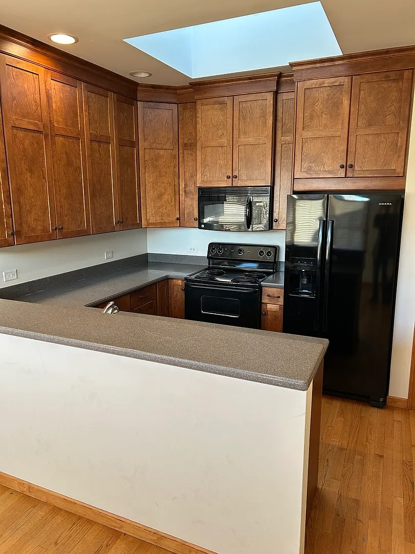 2 bed, 1000 sqft, $2,200 — Photo 3