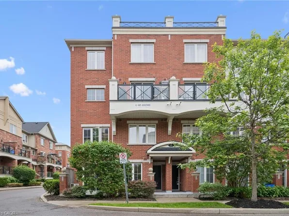 43 Hays Blvd #4, Oakville, ON L6H 0J1