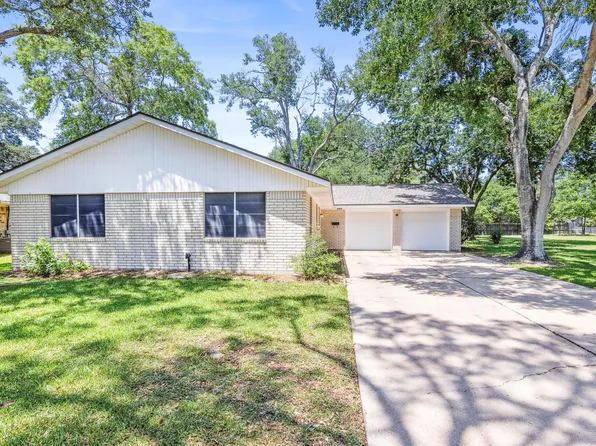 3010 Lamar Cir, El Campo, TX 77437