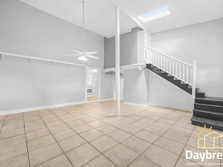 112 E Anderson St — Photo 3