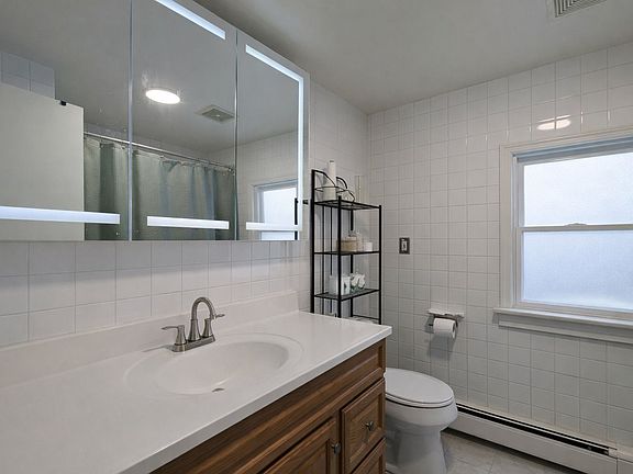 4th image of 605 E 5th St #1