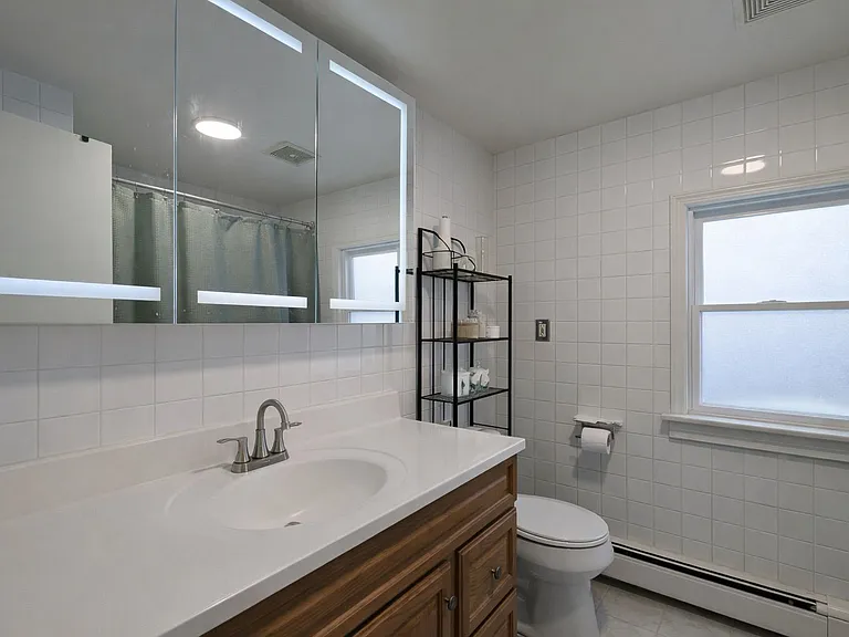 605 E 5th St #1 — Photo 4