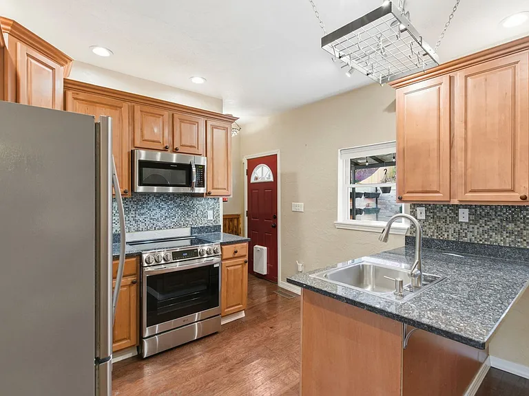 3220 Mary St — Photo 11
