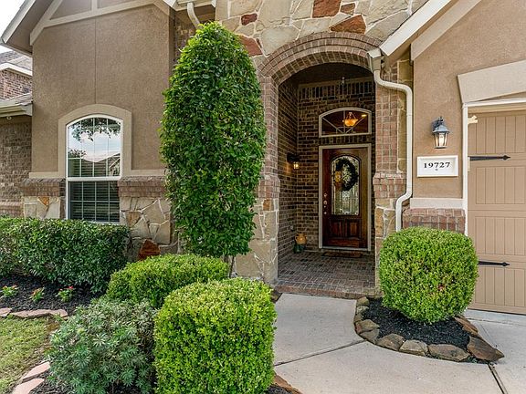 The charming front alcove is an inviting and welcoming space.
