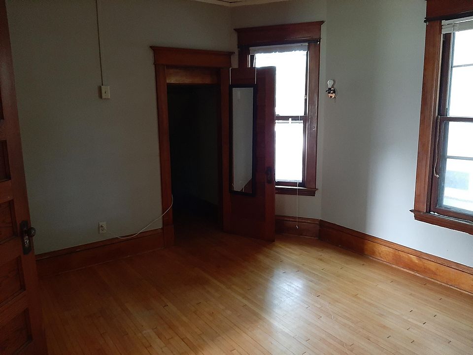 Mid bed room