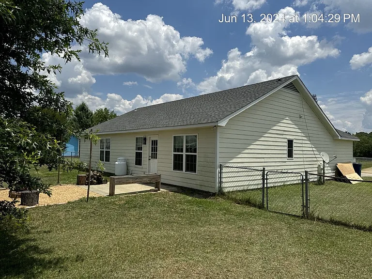 146 Cavalier Dr — Photo 2