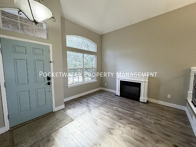 2127 Mountain Iris Dr — Photo 2