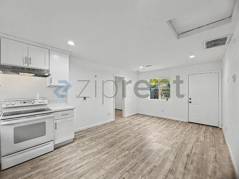 872 W 18th St #874 — Photo 4