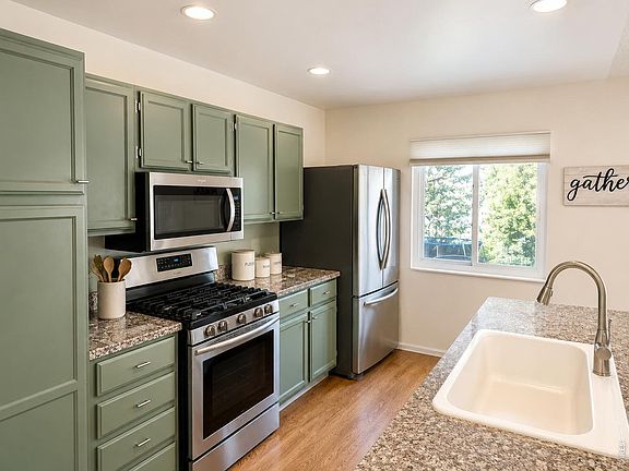 5th image of 425 Towhee St