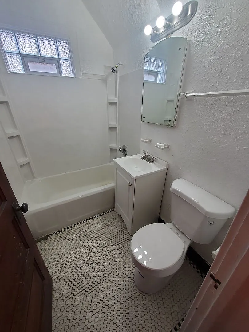 502-504 N 32nd St. (4 Unit) (Ace Property) — Photo 2