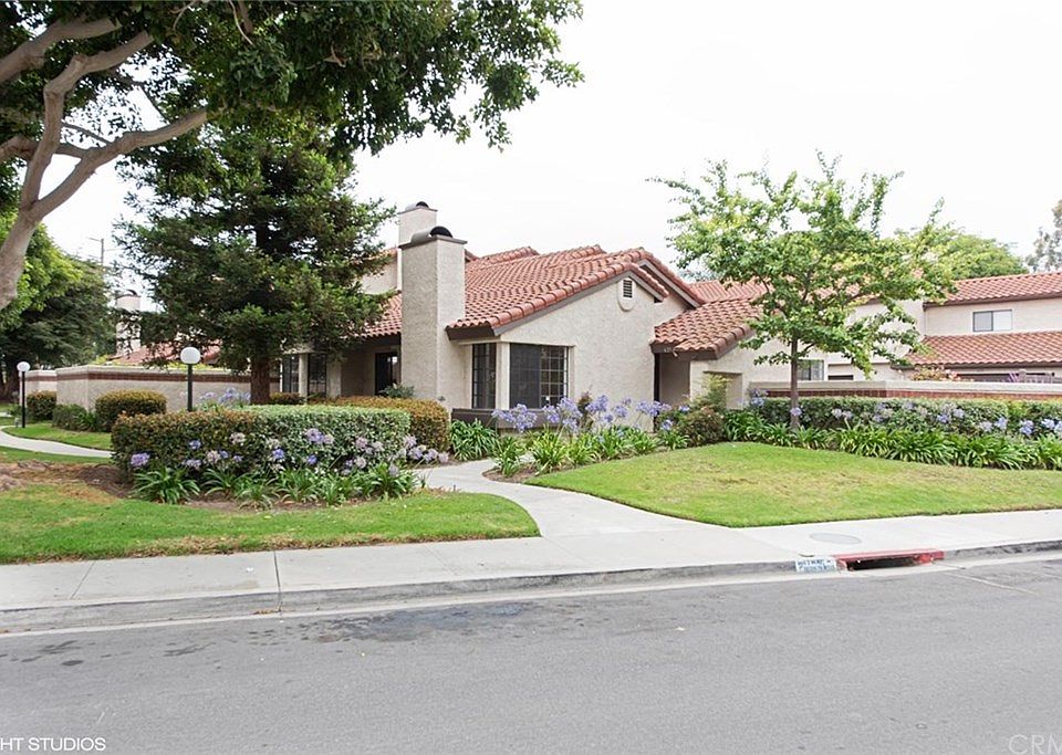 1st image of 425 Las Palomas Dr