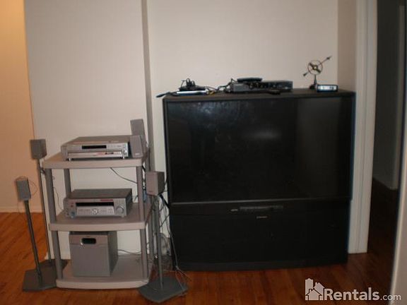 4th image of 32718 Grand River Ave Unit B8