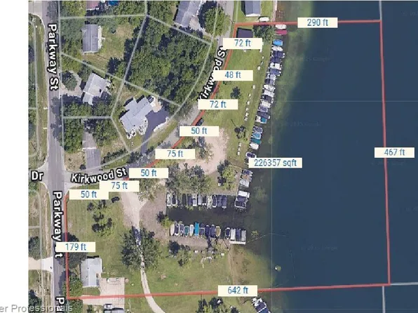 1191 Parkway Dr, Waterford, MI 48328